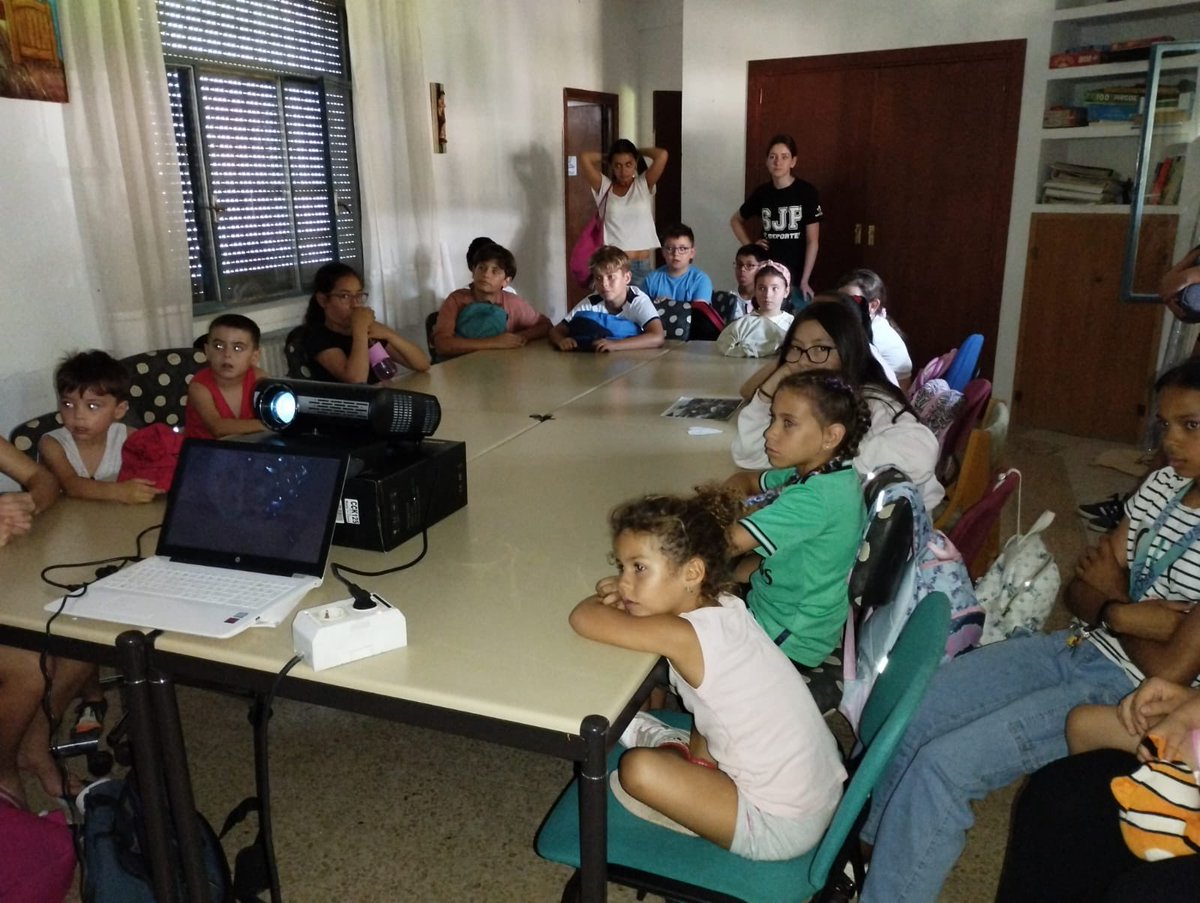 El voluntariado como parte de la educación marista… 
Es emocionante ver el cariño con el que nuestros alumnos están realizando el campamento de la parroquia de San Bernabé. 

#vivemaristas #somossjp #voluntariadoescolar #voluntariado #educacionenvalores #loquedeverdadimporta
