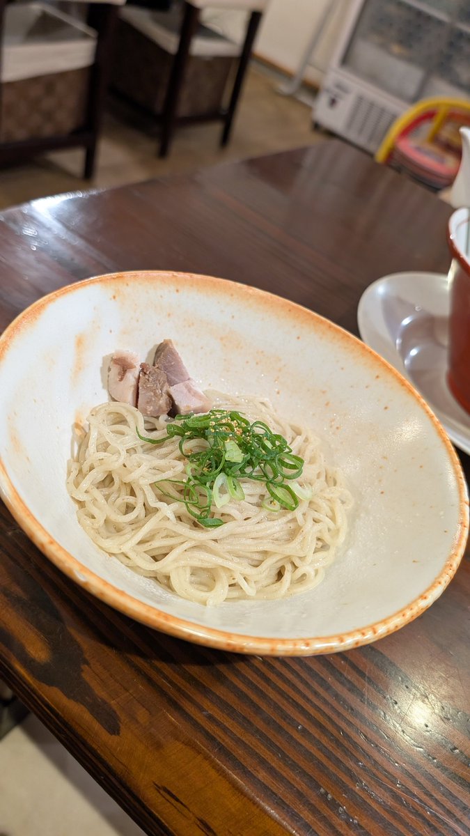 KUBOLABOさんで、豚骨ラーメン太麺バージョン。熱々の濃厚スープが麺にねっとり絡み、最後まで美味しくいただけました。
#ラーメン 
#豚骨