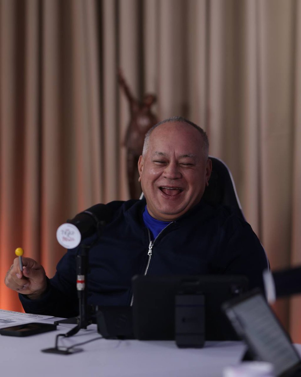 ConElMazoDando's tweet photo. #EnVivo @dcabellor: Chávez, sin ser comunicador de profesión, fue tremendo comunicador social, que le hablaba al Pueblo en el idioma del pueblo. 

#ChavistasUnidosPorLaPaz #27Jun https://t.co/HD1IXwoNAB