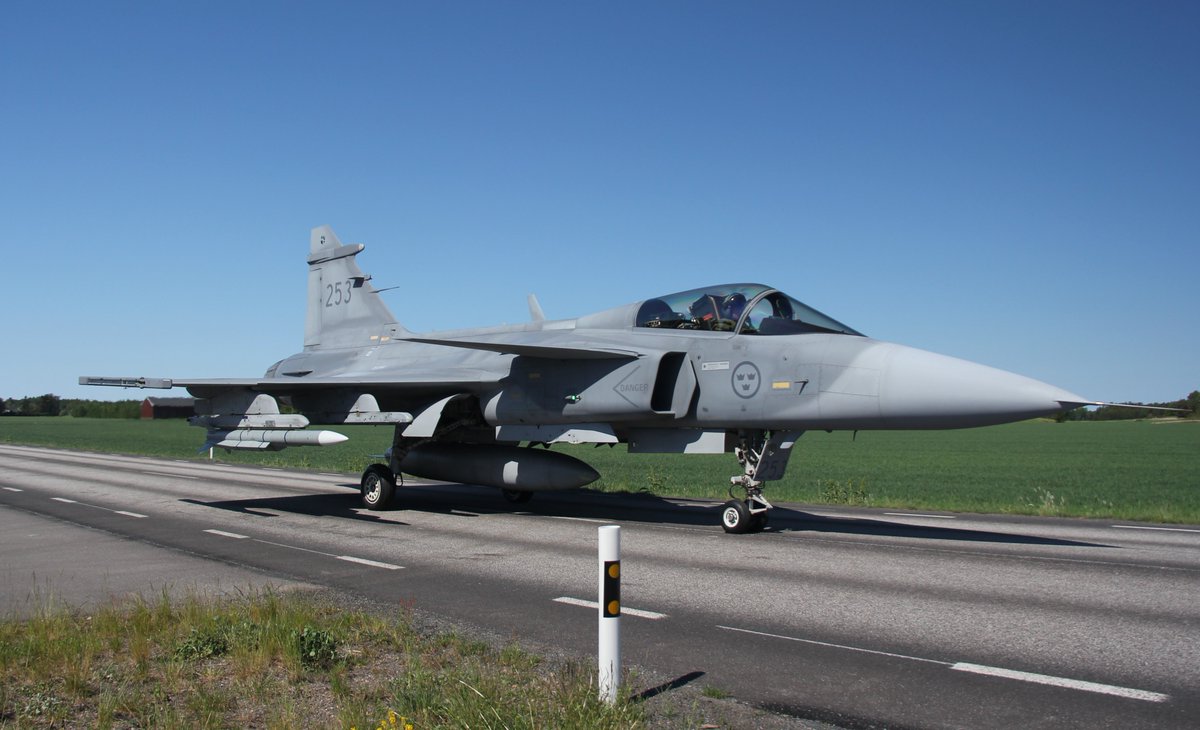 On the subject of rockets on fighters for counter-#drone, <a href="/Saab/">Saab</a> tells me that the #Gripen comes with a range of options for the role, inc the gun, but that there is currently no customer requirement for guided rockets. Aircraft set up for easy integration of weapons, so something