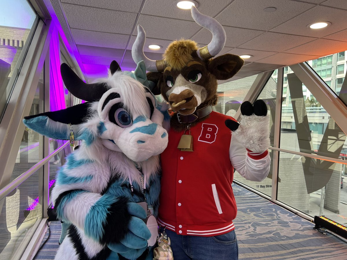 Diamond__Bull's tweet image. Just because school is out doesn’t mean I still can’t bully you!
#FursuitFriday
🐉 - @KezEtor
🐂🪡 - @TheGoldenMaw