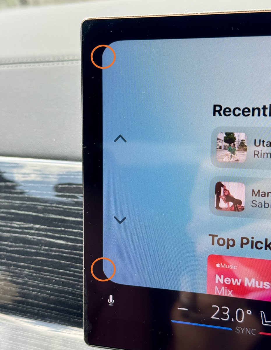 CarPlay 这个圆角真是逼死强迫症。至于为什么我认为是苹果的锅？因为另一辆屏幕比例不同的车也是一样的问题，只是拉伸得没这么明显。