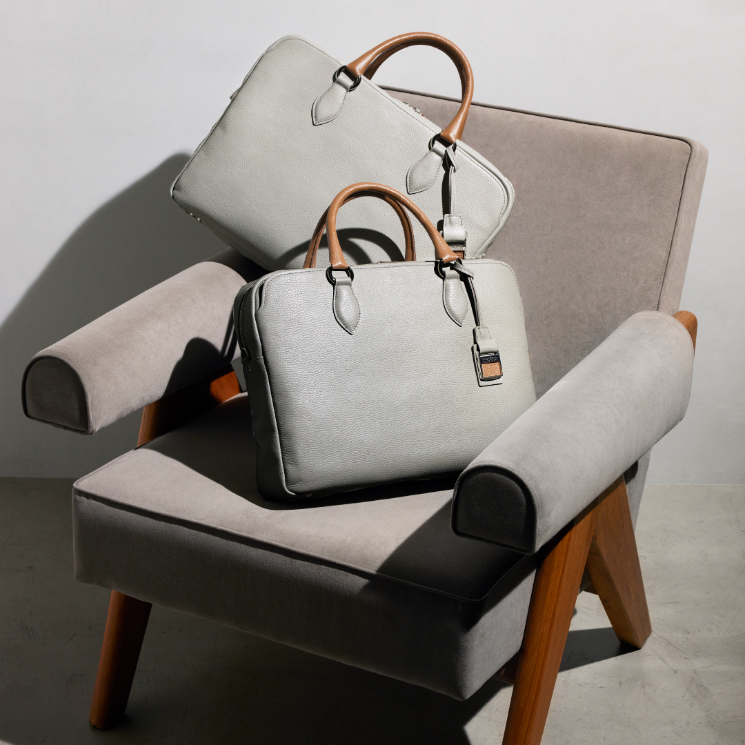 ホクストン」の銀座店限定カラーのブリーフケース。 手に馴染むソフト
