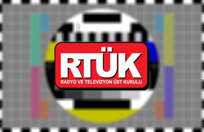 ⚡ RADYO ve TELEVİZYON SANSÜR KURULU yine iş başında!

📢 RTÜK, kısa süre önce #SözcüTV’ye verdiği yayın durdurma cezasının ardından şimdi de Halk TV’ye aynı yaptırımı uyguladı. 

📺 10 gün boyunca yayın durdurma kararı verilen #HalkTV'nin lisansı iptal edilebilir, ekranı tamamen