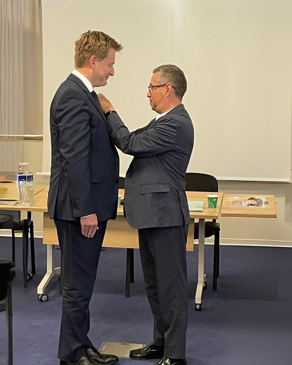 A l’issue de la session, F.X. Lauch, <a href="/Prefet34/">Préfet de l'Hérault 🇫🇷</a>  a reçu la médaille du Mérite agricole des mains de <a href="/JeromeDespey/">Jérôme Despey</a>. Ce dernier a salué son engagement au service du monde agricole et des territoires ruraux. « Vous ne vous contentez pas de soutenir, vous agissez ».