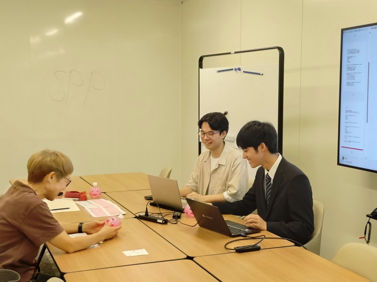 学生メンバーさんたちと作戦会議の様子。
テーブルに並ぶピーチくんグッズが可愛すぎて、笑
「ピーチくん、吉祥寺のまちともっと繋がるには？」「もっと多くの人にピーチくんを知ってもらうには？」アイディアを出し合いました。
#ピーチくん #赤い椅子プロジェクト #成蹊ピーチプロジェクト