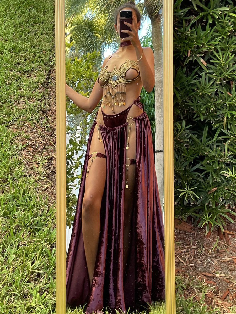 Omg someone let me draw one of these on your OC PLEASE. 😩😩😩 
I don’t have any good OC’s for these outfits or I’d do one of mine
~
#artmoots #artist #art #animeart