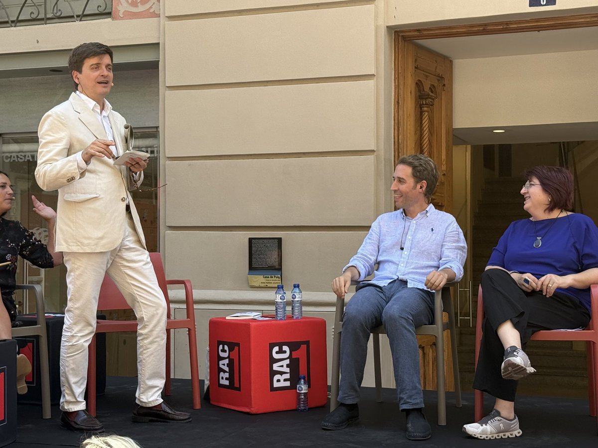 ajfigueres's tweet photo. 📻 El programa de ràdio “Vostè primer” (@rac1), amb Marc Giró, en directe des de #Figueres! 

🕐 Fins a les 14 h
📍 A l’exterior de la @casanataldali 

#santpere #mostradelvi https://t.co/xiKck2WfHa