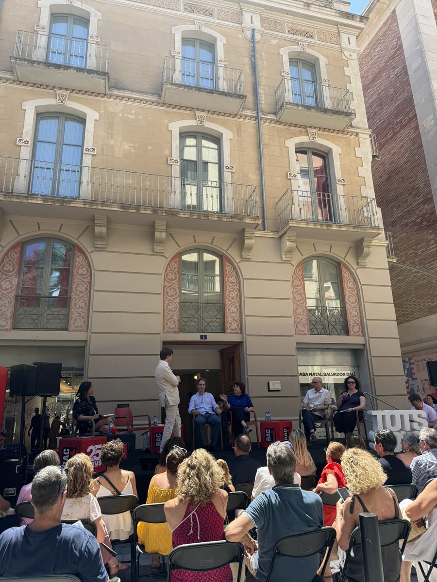 ajfigueres's tweet photo. 📻 El programa de ràdio “Vostè primer” (@rac1), amb Marc Giró, en directe des de #Figueres! 

🕐 Fins a les 14 h
📍 A l’exterior de la @casanataldali 

#santpere #mostradelvi https://t.co/xiKck2WfHa