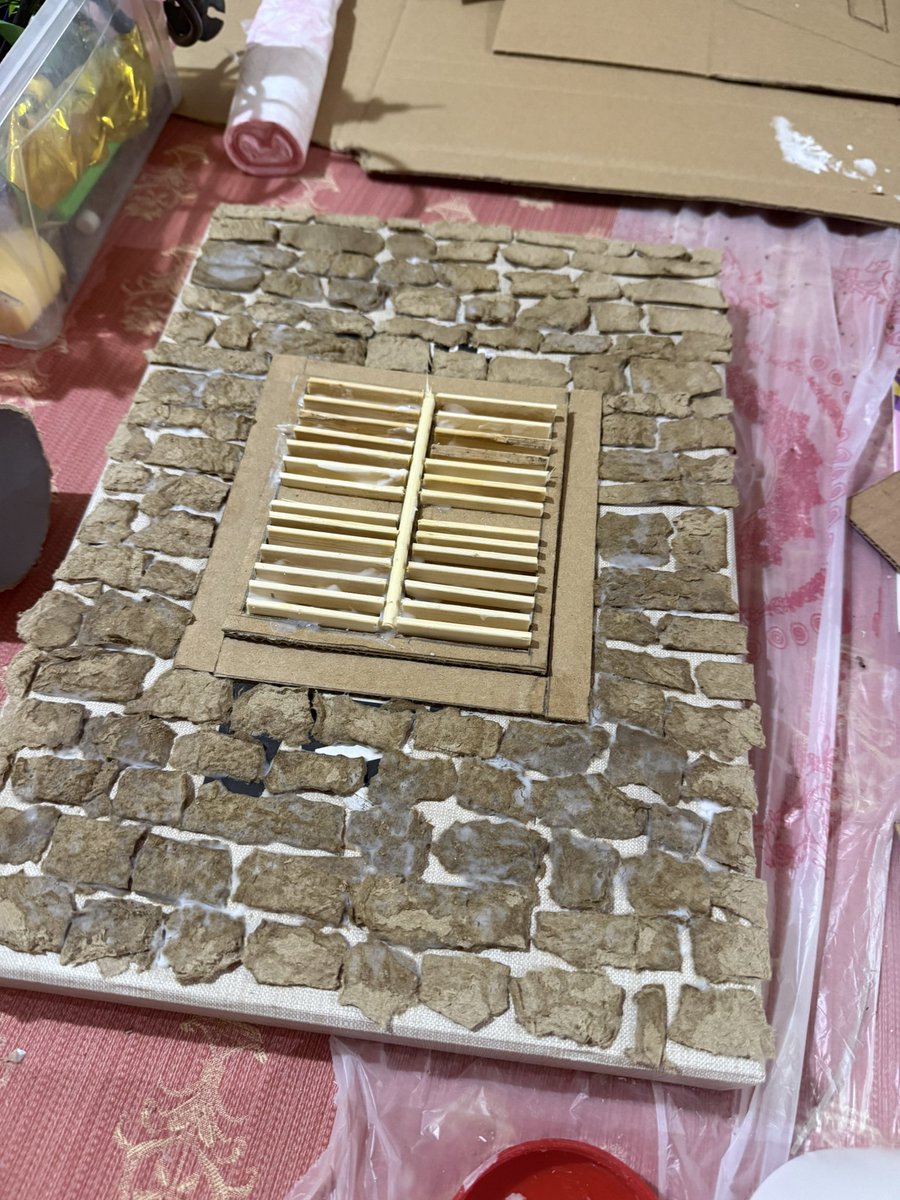 ....| دريشة بيتنا |.....

اعادة تدوير ( الكرتون ) عملية بسيطة وفيها من المتعة والتسلية الكثير خاصة وان الكرتون مرمي بكثرة في كل مكان .( ببلاش )

استخدمت في هذا العمل  ثلاثة انواع من الكرتون بالاضافة الى اعواد الكباب الخشبية .. ثم عملية التلوين

اتمنى قراءة تعليقاتكم وتوجيهاتكم