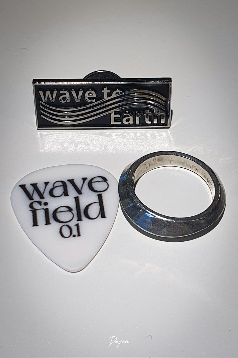 bside_of's tweet photo. 웨어스 굿즈하니 생각나는 wave ring

연말단공 wave field 0.1 양일간 각 30개 한정으로 
김다니엘이 직접 반지를 깍아 만들었었다

웨이브링 끼고 가면 다니엘이 콕 찝어서 워~ 웨이브링! 하고 부심도 부렸던. https://t.co/eO5hjjHwBb