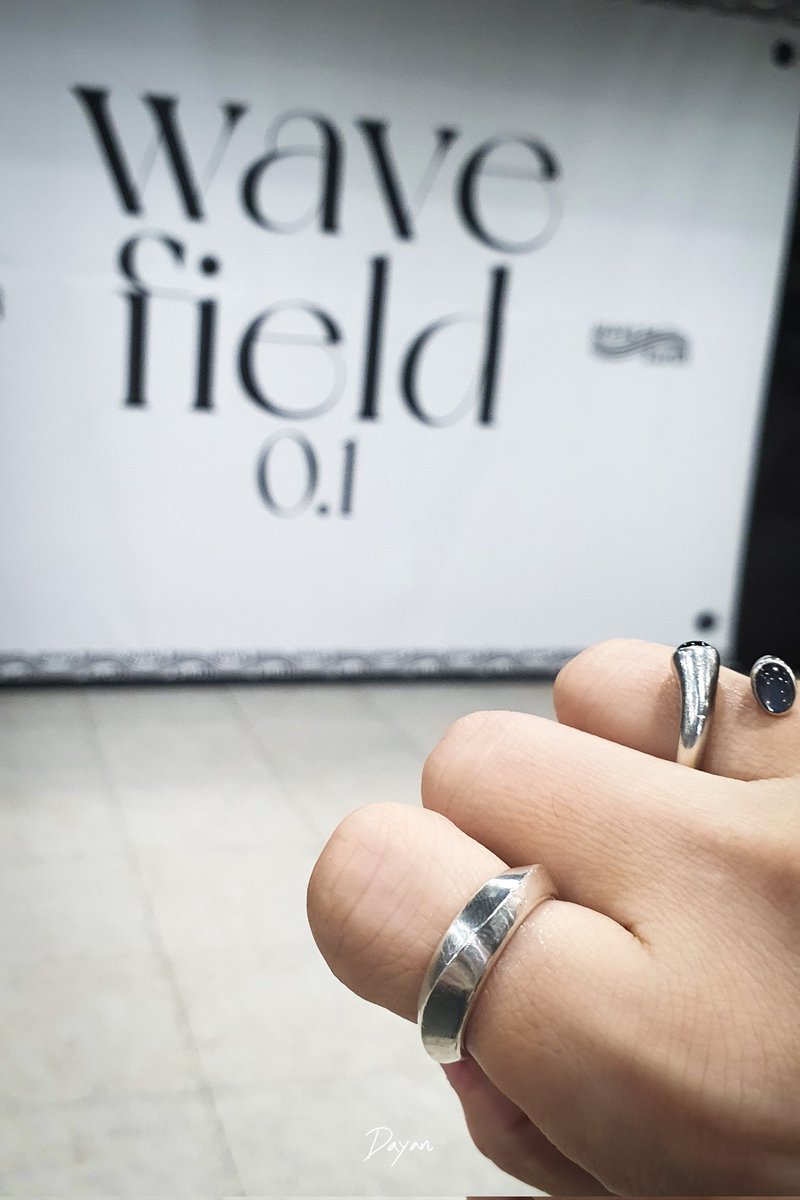 bside_of's tweet photo. 웨어스 굿즈하니 생각나는 wave ring

연말단공 wave field 0.1 양일간 각 30개 한정으로 
김다니엘이 직접 반지를 깍아 만들었었다

웨이브링 끼고 가면 다니엘이 콕 찝어서 워~ 웨이브링! 하고 부심도 부렸던. https://t.co/eO5hjjHwBb