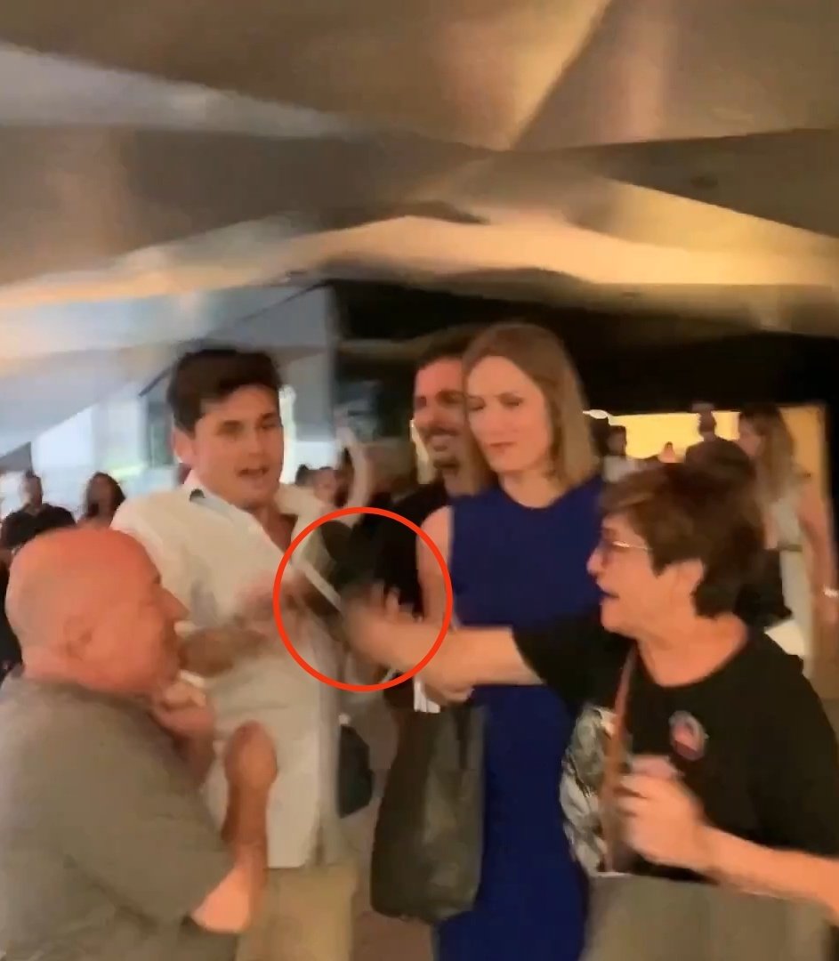 NicoBolivariano's tweet photo. @vitoquiles En un país normal esta charo que te arranca y destroza el micrófono tendría que estar esta misma tarde delante de un juez. https://t.co/Qr9mNIQ4vn