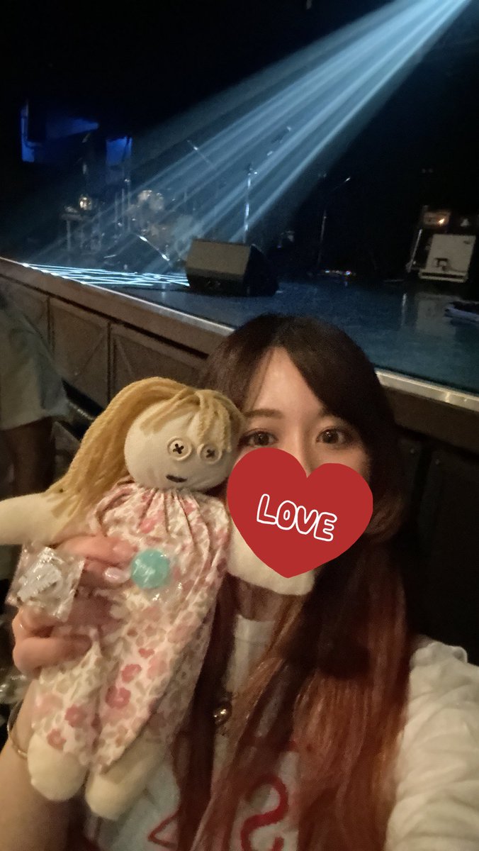 namuru_oisiii's tweet photo. 飴ちゃんは終演後落ちてるのを拾わせていただきまして🍬次はキャッチしたいな❣️
「ねこぜ肩組んで踊り隊」の一員に誘ってもらい、(肩組めんくてごめんやで@alltlatg2 )揺れたり、ジャンプしたり歌ったり、聴き入ったりほんとに毎回楽しくって、#にしな がかわいくって今回もさいこーでした💖#musick2 https://t.co/ZVEzwrrE0g