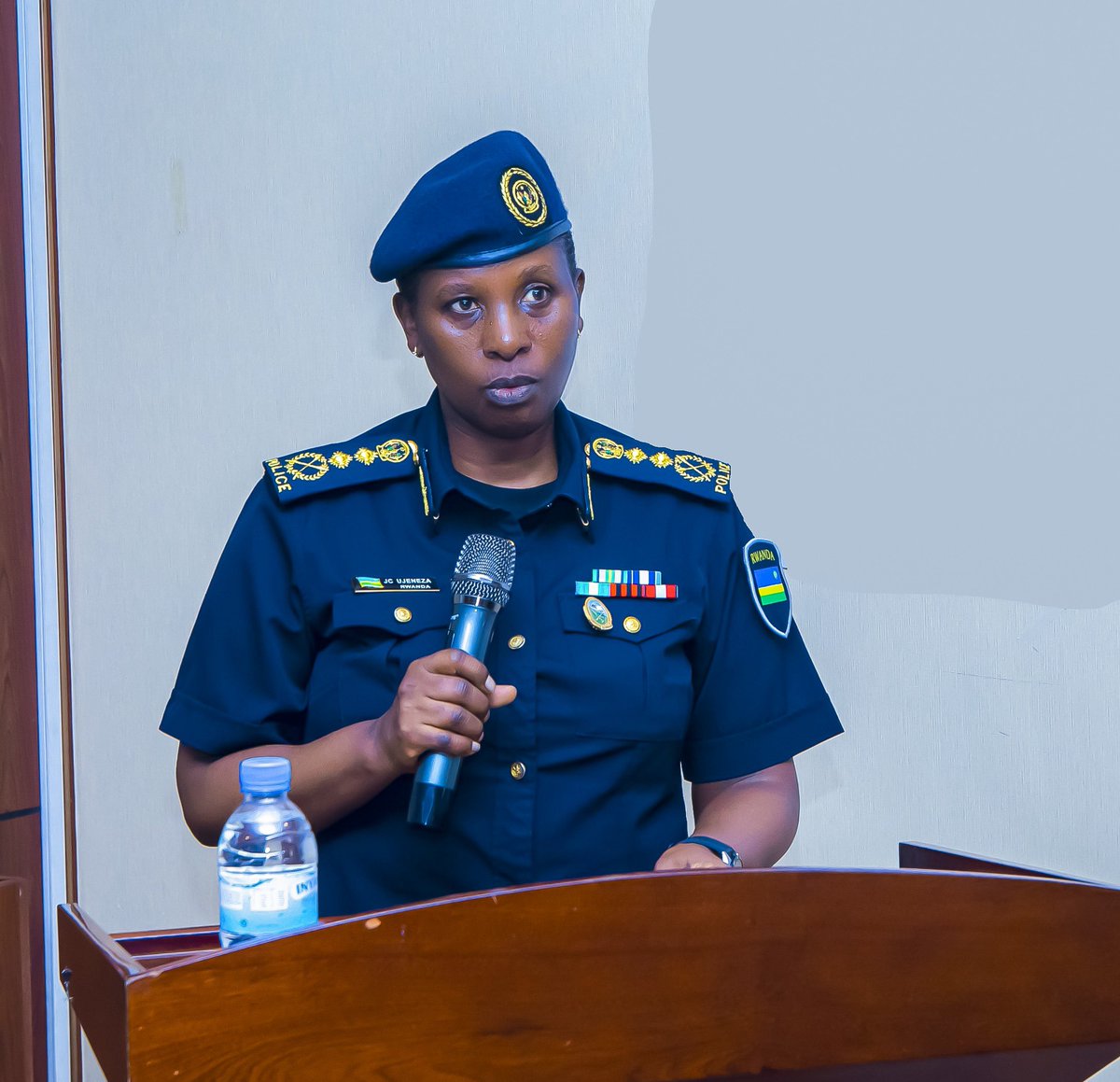 Rwandapolice's tweet image. Uyu munsi,

Umuyobozi mukuru wa Polisi wungirije ushinzwe ubutegetsi n’abakozi, DCG Jeanne Chantal Ujeneza, yasoje ku mugaragaro amahugurwa ajyanye no kugenza ibyaha by'Ihohoterwa rikorerwa  abagore yari amaze iminsi 10 abera i Kigali.

Aya mahugurwa yateguwe n’ishami rya Polisi…