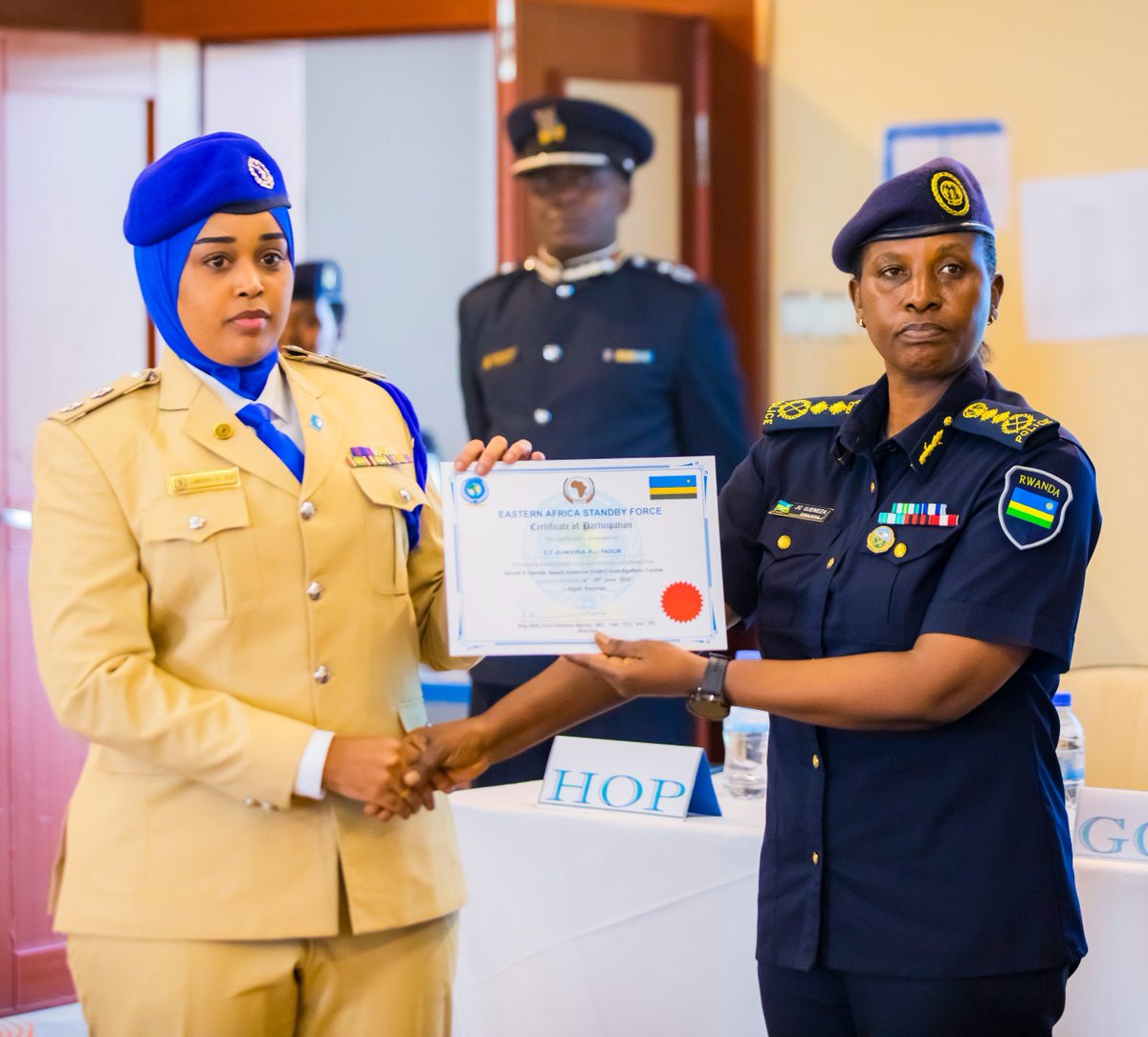 Rwandapolice's tweet image. Uyu munsi,

Umuyobozi mukuru wa Polisi wungirije ushinzwe ubutegetsi n’abakozi, DCG Jeanne Chantal Ujeneza, yasoje ku mugaragaro amahugurwa ajyanye no kugenza ibyaha by'Ihohoterwa rikorerwa  abagore yari amaze iminsi 10 abera i Kigali.

Aya mahugurwa yateguwe n’ishami rya Polisi…