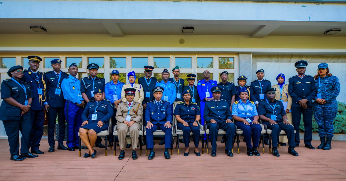 Rwandapolice's tweet image. Uyu munsi,

Umuyobozi mukuru wa Polisi wungirije ushinzwe ubutegetsi n’abakozi, DCG Jeanne Chantal Ujeneza, yasoje ku mugaragaro amahugurwa ajyanye no kugenza ibyaha by'Ihohoterwa rikorerwa  abagore yari amaze iminsi 10 abera i Kigali.

Aya mahugurwa yateguwe n’ishami rya Polisi…
