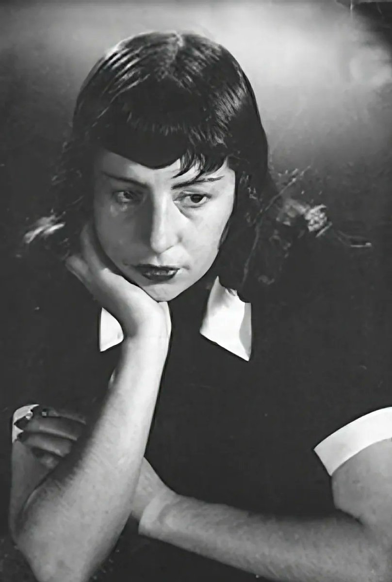 La que se sumergía con su escritura en las profundidades de lo humano, con esa mezcla rara de lucidez y delirio.

Este mes mi columna de <a href="/telva/">Telva</a> dedicada a  
María Luisa Bombal ❤️‍🔥 

telva.com/cultura/2025/0…