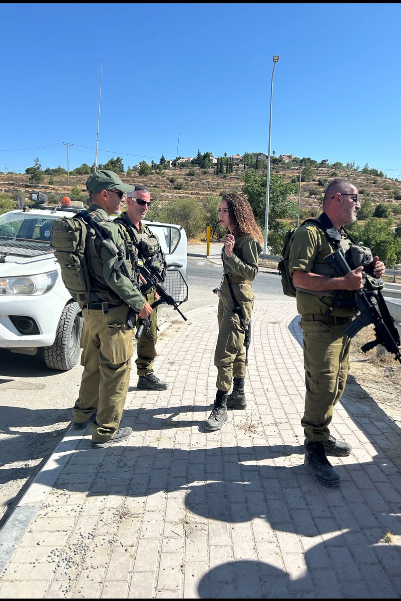 1/8 Абсолютно абсурдная ситуация: трое палестинских фермеров пришли на свои участки в Аль-Хадер (Западный Берег), чтобы обработать виноградники. Мы их сопровождаем. Но фермерам надо пройти через махсом - блокпост с солдатами ЦАХАЛа.