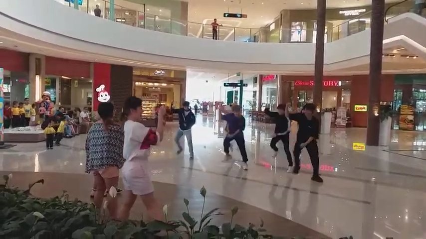JohnnyThorFish's tweet photo. From busking sa mall na walang audience at tanging staff lang na naniniwala sa inyo ang nanonood from thousands of people na humahanga sa inyo, hindi lang sa Pinas kundi maging sa ibang bansa. 🥹

SB19 TAKES TAIPEI STATION 
@SB19Official #SB19 
#SB19MissionTAIWAN https://t.co/5wOWFLRyyF