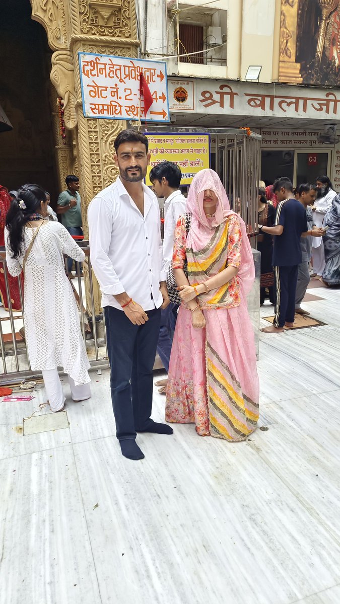 संगिनी के साथ बालाजी का आशीर्वाद लिया,
दिल को सुकून और जीवन को संबल मिला। 🎉