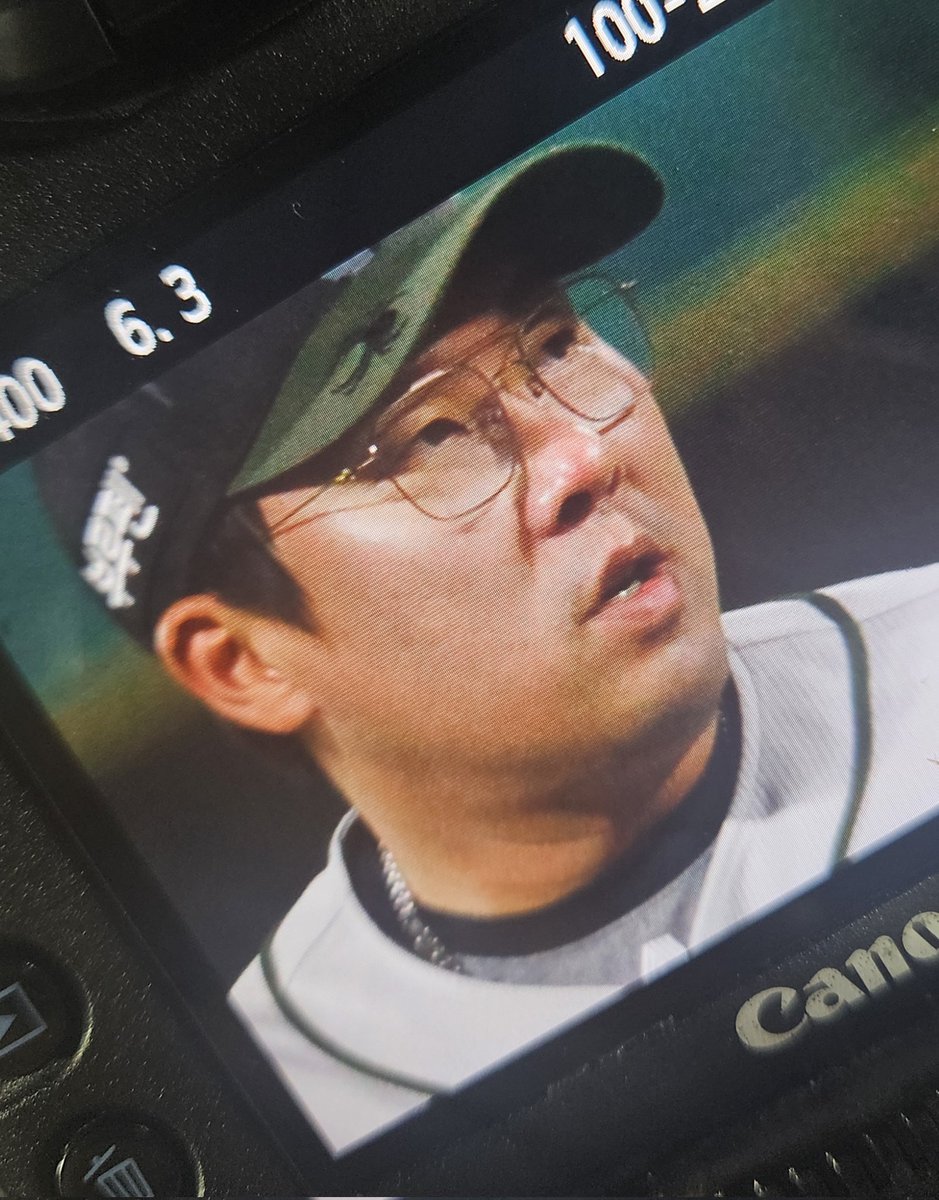 mandulens's tweet photo. (조용히 올리고 사라지는 프리뷰) 
못보던 안경테 또 등장. #한화이글스 #안치홍 https://t.co/a9PJeJAtKT