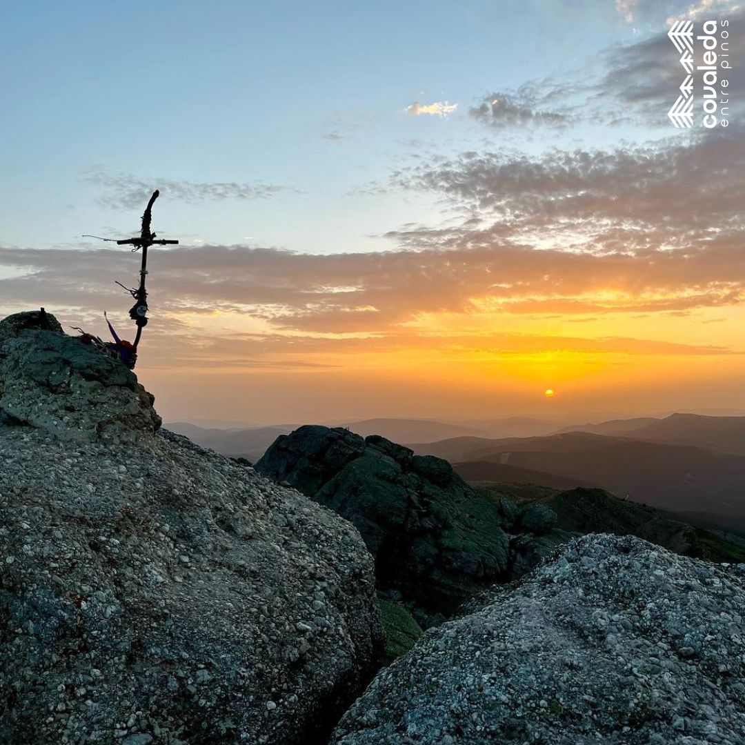 ¡Qué maravilla! 🌄 Los Picos de Urbión en Covaleda, al amanecer son un auténtico espectáculo: el sol saliendo sobre las cumbres, las sombras alargadas, el cielo pasando de naranja a azul claro, y esa bruma fría que a veces se forma en los valles. covaleda.es