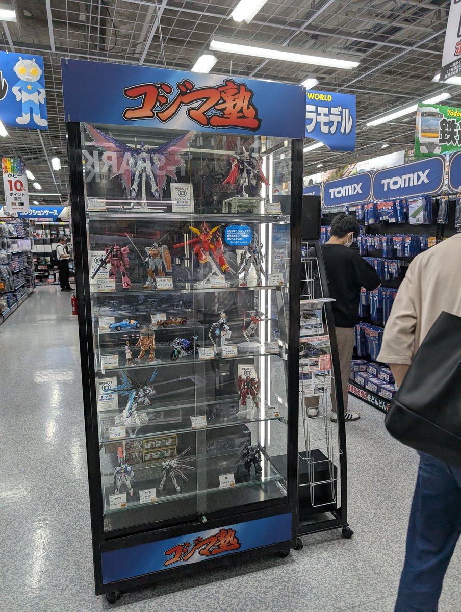 ヨドバシカメラ梅田店さんのご厚意で5階プラモデルコーナーに展示させていただいております。
お立ち寄りの際は見ていただけると嬉しいです！
#ヨドバシ梅田 
#コジマ塾