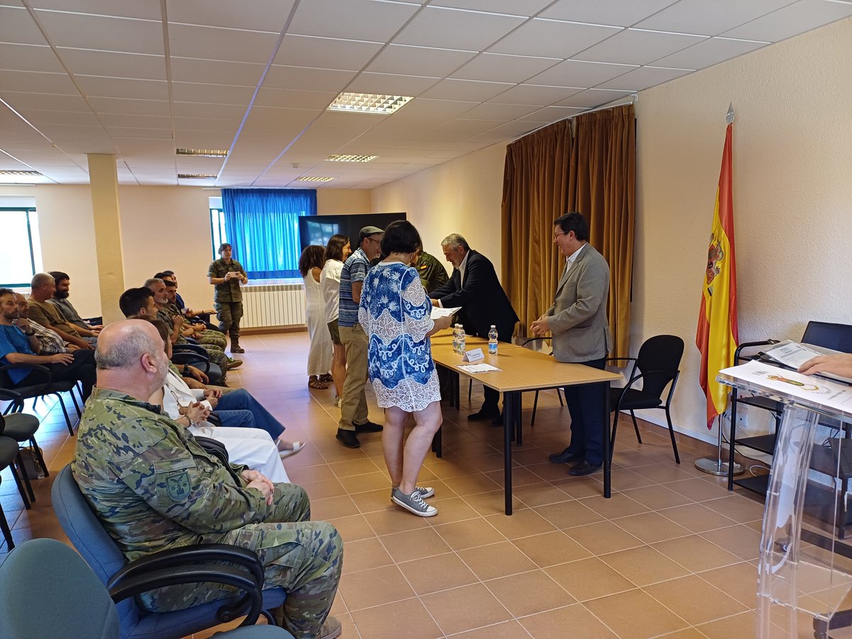 SubGobBUR's tweet image. 🗓️ #AGENDA | Esta mañana se han entregado los diplomas a 8 alumnos del taller de empleo 'Los Tomillares' de jardinería impartido por @empleo_SEPE en la #USBA Cid Campeador del @EjercitoTierra en un acto en el que ha participado el subdelegado del Gobierno, Pedro de la Fuente 🎖️