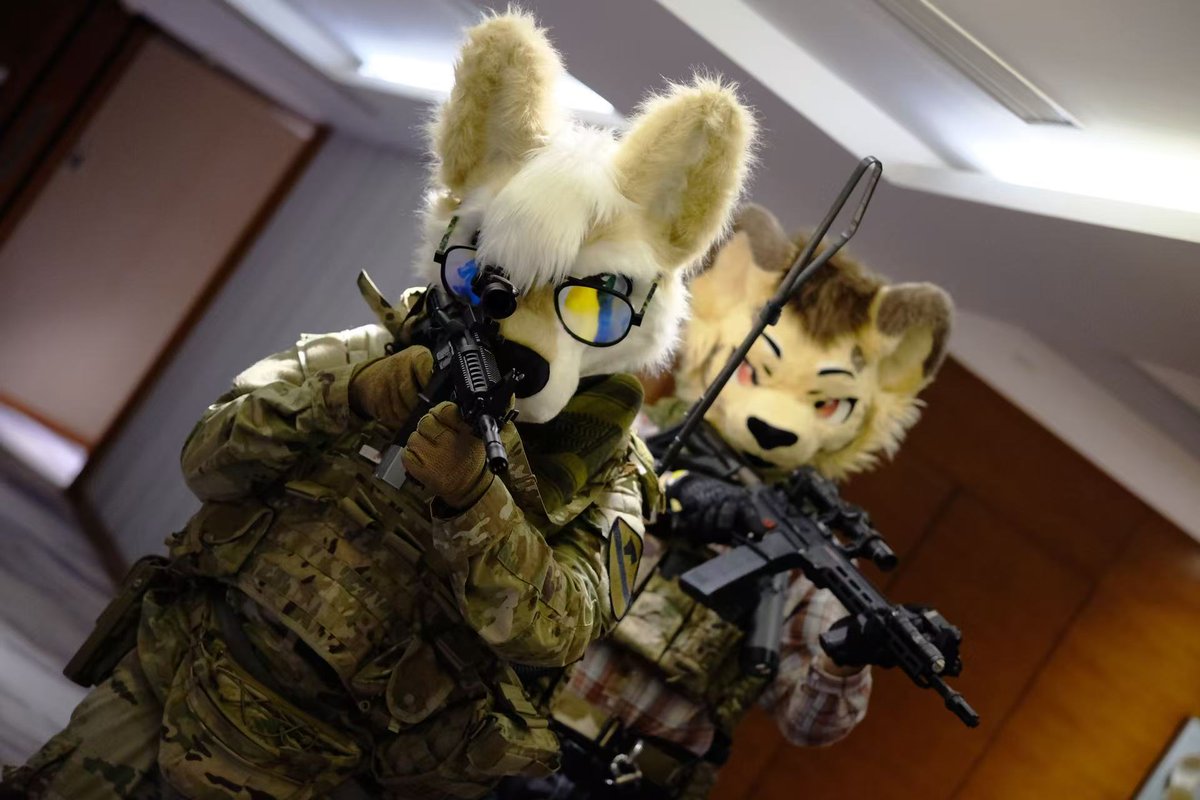 #FurryFriday 
毛五～ <a href="/AbroadBuffalo55/">AbroadBuffalo55</a>  内陷：<a href="/GeorgeKB1997/">GeorgeKB_1997</a>
拍攝：<a href="/LYKOS_42/">LLLLLykos</a>
55,巴恩：放下武器，双手抱头！放下武器，双手抱头！