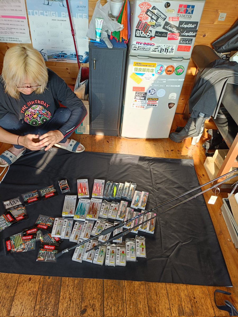 皆さん今晩！
Jacksonさんから届いた竿＆ルアーです‼️✨✨
アジトのカーポートマイマイ（自動車販売店）で開封の儀を行いました。✨✨
沢山入ってたのでビックリしました‼️
嬉しいです。✨✨
感謝感激雨嵐です。😭
#Jackson
#駿河の黒豹
#井熊亮
#杉山貴司