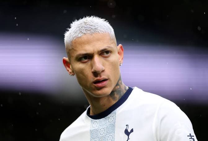 cinaryucekurt's tweet photo. ÖZEL | Beşiktaş, Tottenham forması giyen Richarlison ile ilgileniyor.

Başkan Serdal Adalı bu transferi bizzat kendisi yürütüyor ayrıca Richarlison için 20-25 milyon €yu gözden çıkarmış durumda.

Richarlison Türkiye'ye gelmeye pek sıcak değil fakat ikna etmeye çalışıyoruz. https://t.co/sLNE6JVjPT