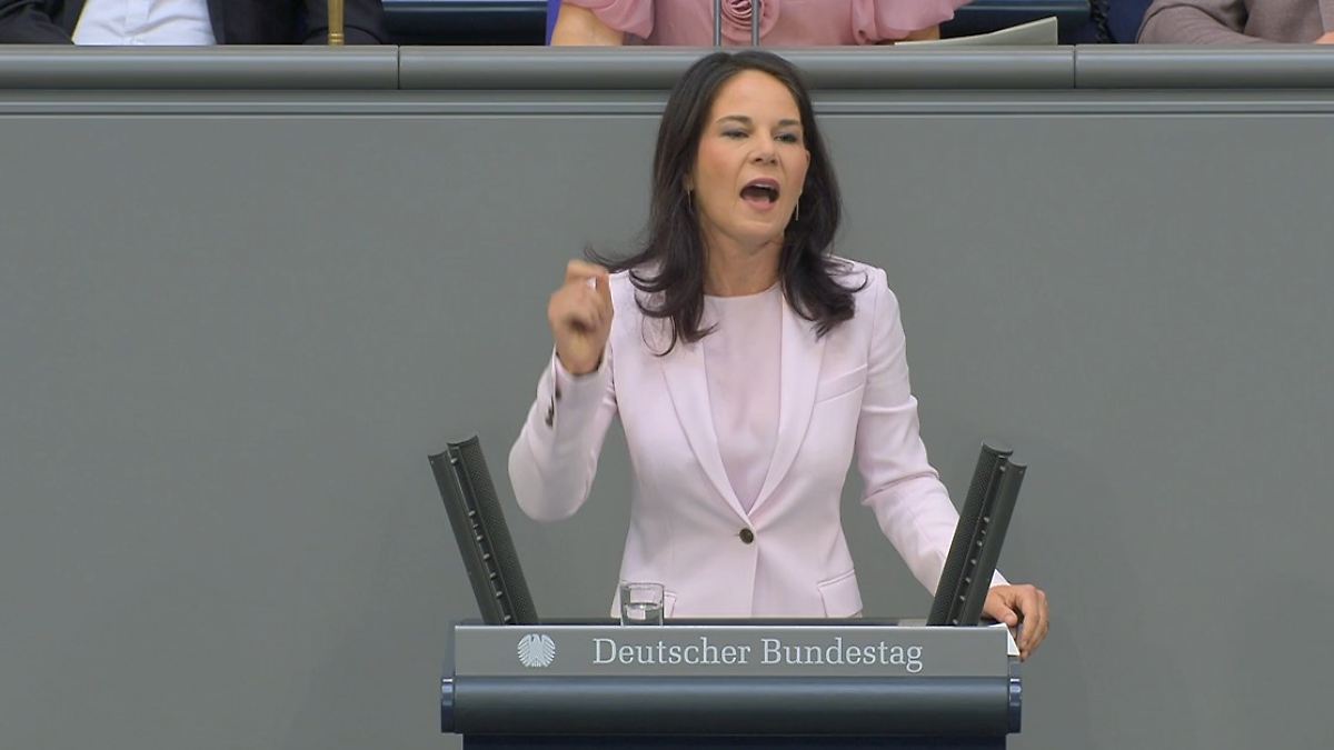 Standing Ovations und Umarmungen: Annalena Baerbock hält ihre letzte Rede im Bundestag n-tv.de/mediathek/vide…