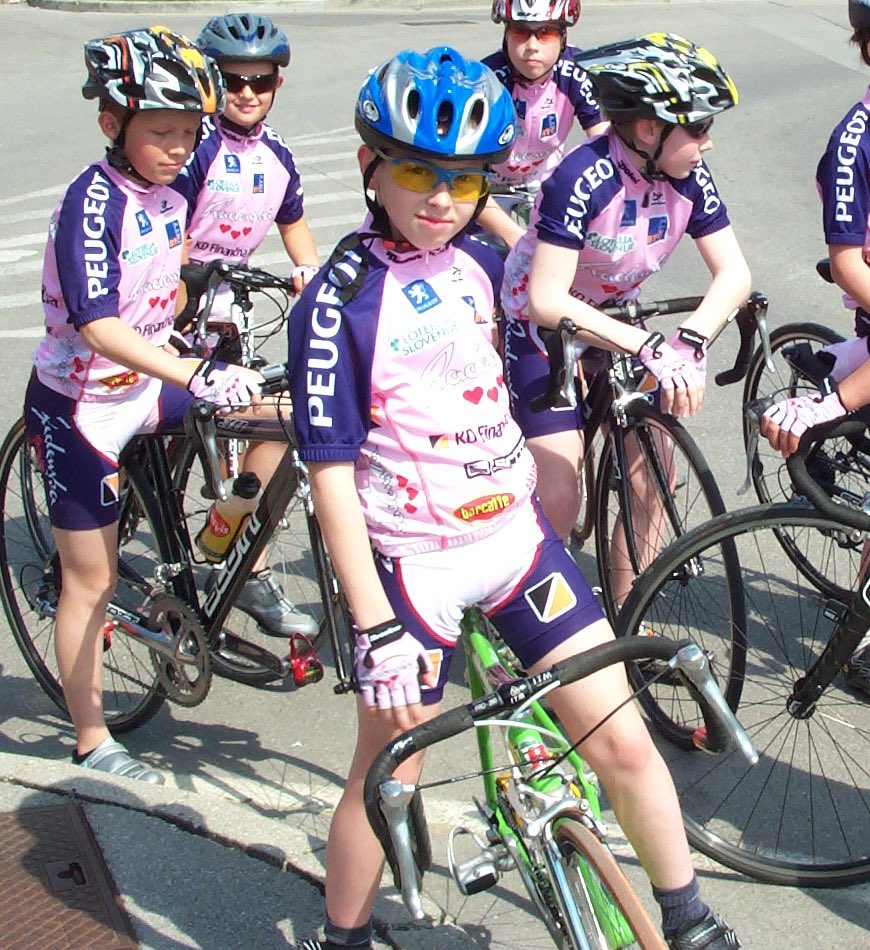 Kako je nogometni vratar pristal na zelenem Billatu?

V podkastu #tour202 smo se ta teden s staršema prvega kolesarja sveta vrnili na same začetke. Kako se je vratar prelevil v najučinkovitejšega napadalca, vendar na kolesu?

Pa o dodatnih vsebinah podkasta med TDF.