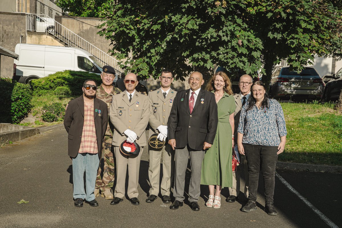 Aujourd’hui la <a href="/DMD_63/">DMD 63</a> s'est rassemblée aux côtés de la <a href="/4e_BAC/">4e brigade d’aérocombat</a> à l’occasion des grandes couleurs🇫🇷

Félicitations au personnel civil et militaire de la DMD décoré ce matin par le GBR CASANOVA 👏

#FiersDeNosSoldats #FiersDeNosRéservistes #ArméeNation

📸 1CL Irkam