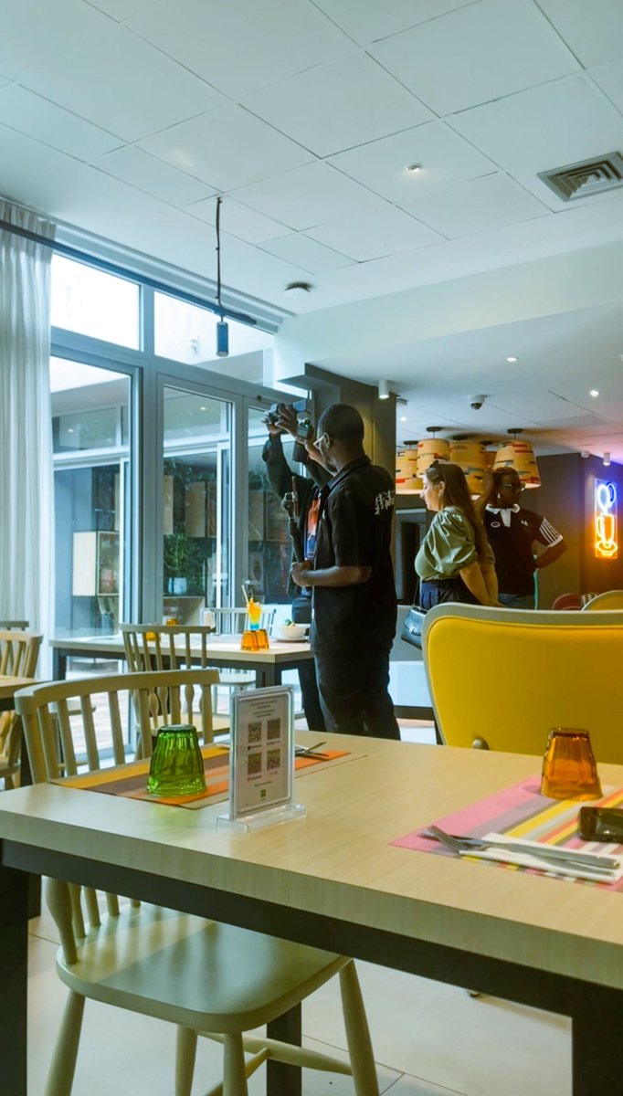 Je n’ai jamais été à l’aise dans les costumes. Je les ai troqués contre des kimonos élégants : plus pratiques, plus audacieux, et surtout plus fidèles à moi-même.

Programme : Shooting photo et tournage vidéo 🎬 à l’hôtel Ibis Styles Abidjan 🇨🇮 : véritable lieu d’art de vivre.