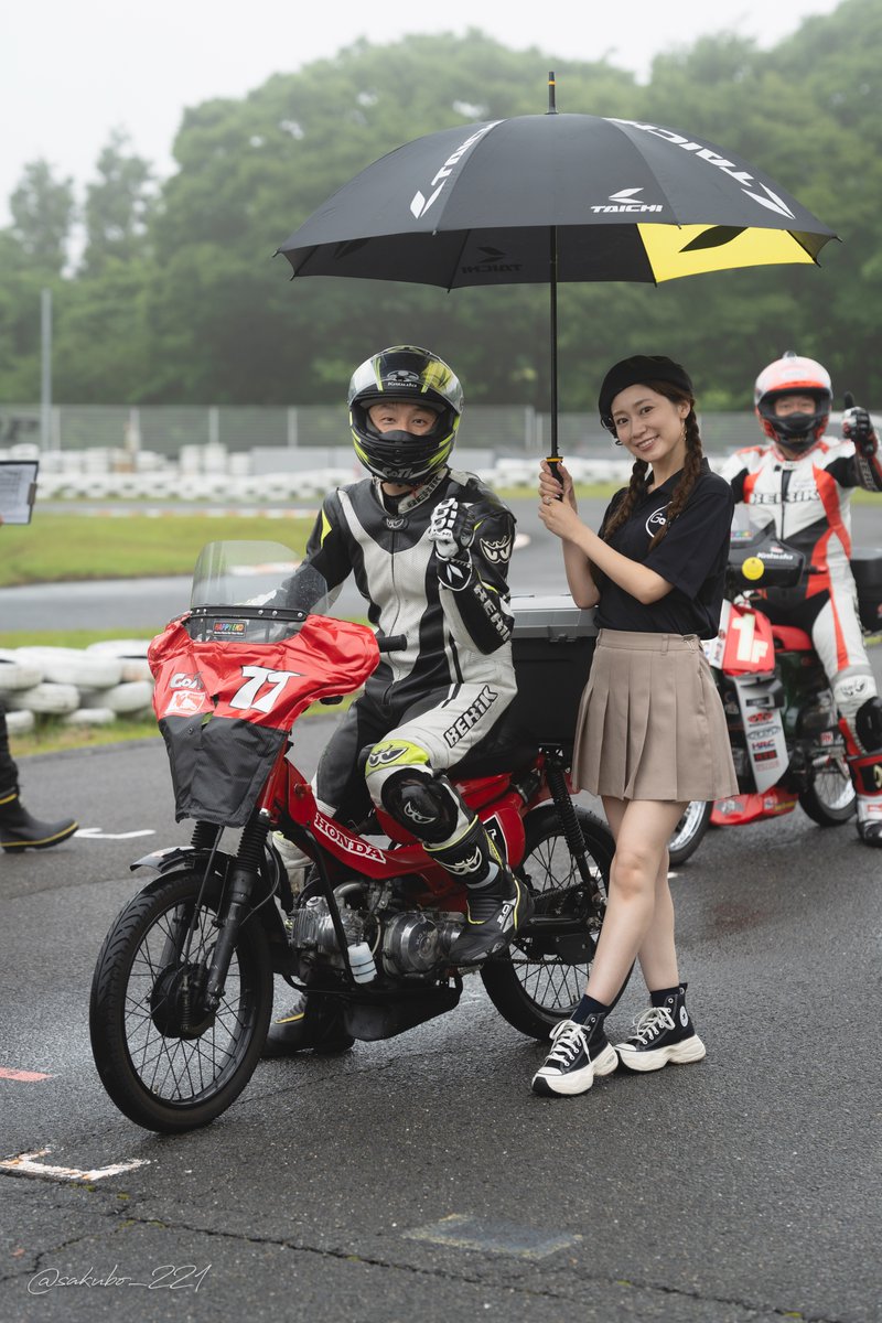 sakubo_221's tweet photo. ルーツ・ザ・原チャリ35周年記念 ルーツ+働くバイクで8時間耐久 2025.6.15
グリッドにて撮影📸(チャンプ・オブ・ザ・ボックス)
USKさん(@USK78547483)
愛聖りささん(@lisakns)
後ろには…
撮影場所:近畿スポーツランド
SONY α7cⅡ
FE 50-150mm F2 GM
#愛聖りさ
#Go77s
#ルーツザ原チャリ
#はっぴいえんどプロジェクト
#近畿スポーツランド
#sonyα7cII
#sel50150gm