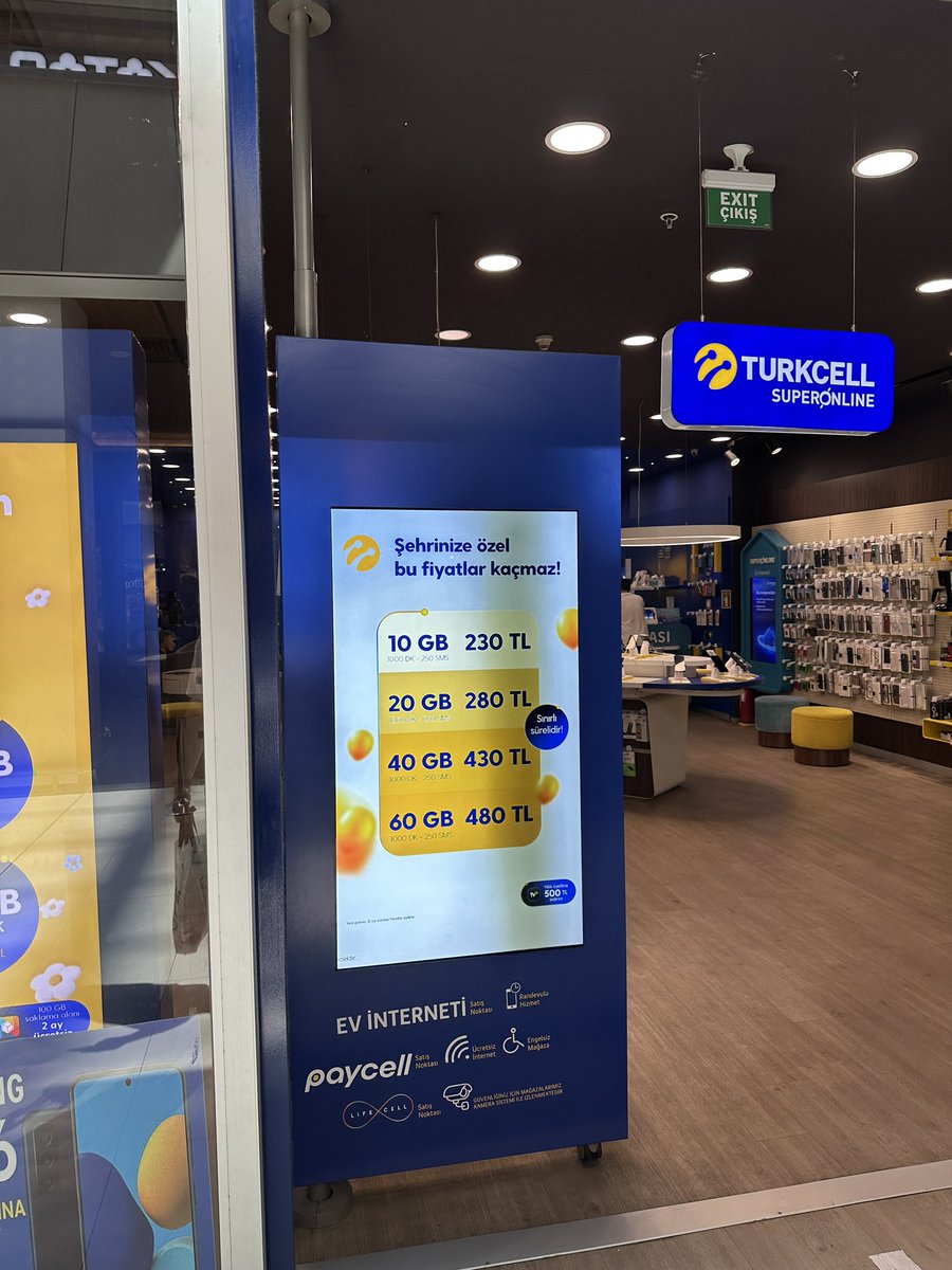 aydinyasin_'s tweet photo. @TurkcellHizmet İstanbul’da bir avm mağazasında “Şehrinize özel” diye başlayan bu reklam panosundaki tarifeyi sorduğumuzda İstanbul’da geçerli değil yanıtı aldık, değilse İstanbul’da neden şehrinize özel diye gösteriliyor? https://t.co/XRtAeYRrr8
