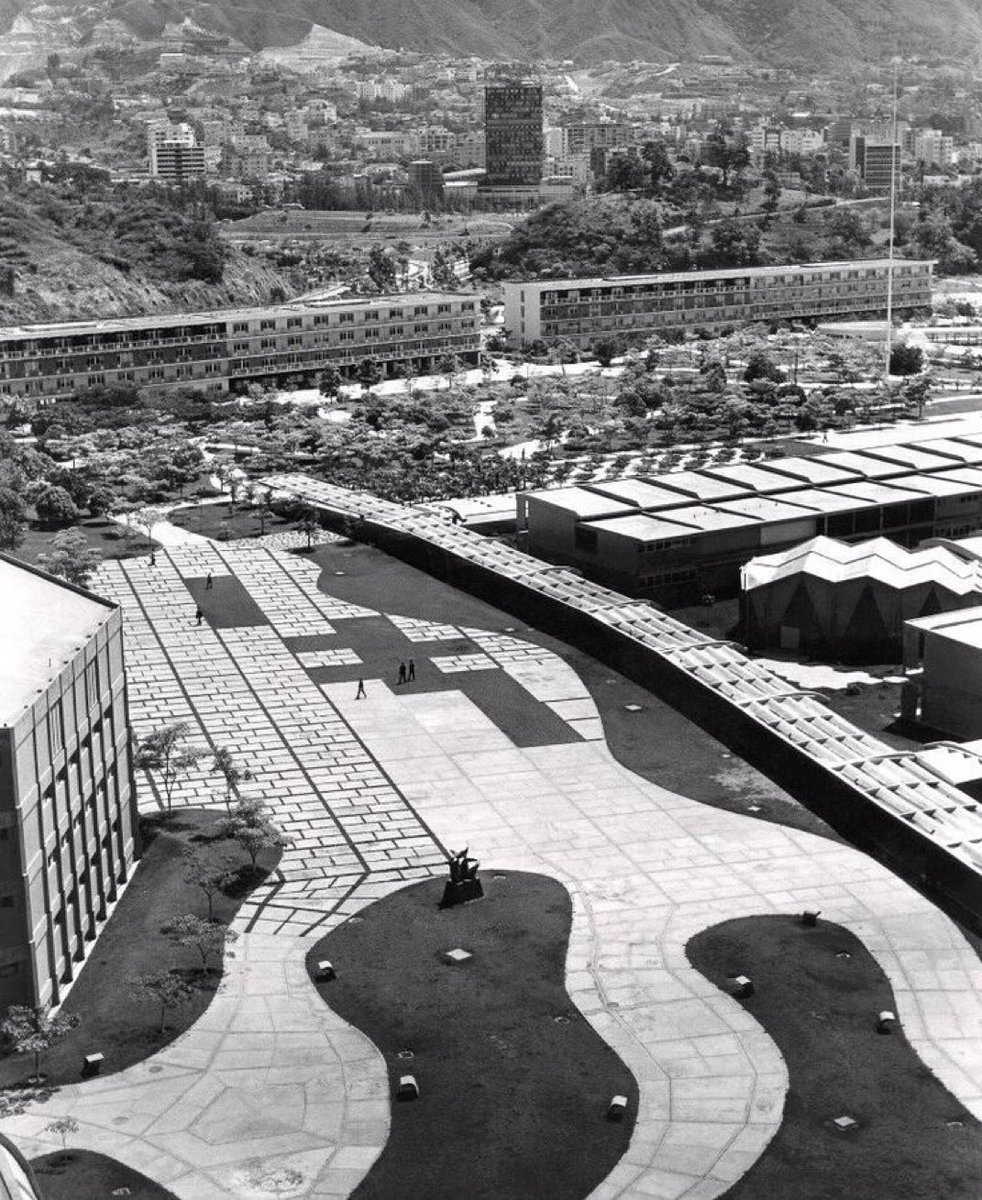 Caracascuentame's tweet photo. Caracas años 60. Vista aérea de "tierra de nadie" en la UCV, llamada así por constituir un espacio que no pertenece a ninguna de las facultades que la rodean, sino más bien es un espacio compartido por toda la comunidad universitaria. https://t.co/ndBpN7zod6