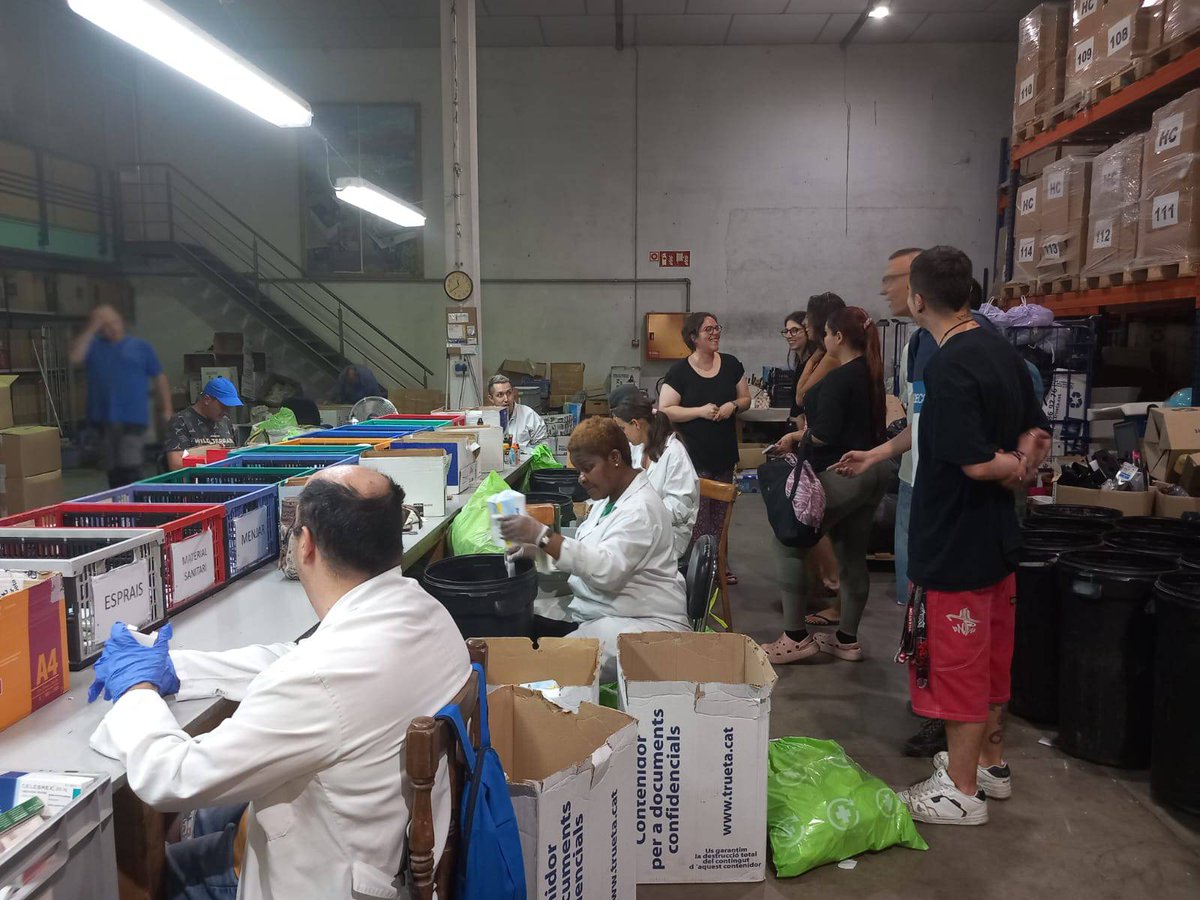 Fundació Dr. Trueta (@truetavic) on Twitter photo Avui hem rebut la visita del grup de formació dual d’Eina de <a href="/SantTomas_/">Sant Tomàs</a> ! 🙌 Han conegut de prop com treballem per la inserció laboral de persones amb problemes de salut mental a través de la gestió de residus. Gràcies per l’interès i per compartir el matí amb nosaltres! 💚♻️ Avui hem rebut la visita del grup de formació dual d’Eina de <a href="/SantTomas_/">Sant Tomàs</a> ! 🙌 Han conegut de prop com treballem per la inserció laboral de persones amb problemes de salut mental a través de la gestió de residus. Gràcies per l’interès i per compartir el matí amb nosaltres! 💚♻️
