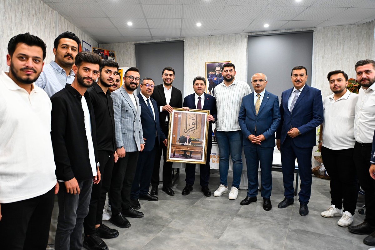 yilmaztunc's tweet photo. AK Parti #Malatya İl Başkanlığımızı ziyaret ederek teşkilat mensuplarımızla bir araya geldik. 

Cumhurbaşkanımız Sayın Recep Tayyip Erdoğan'ın liderliğinde, deprem bölgesinde hassasiyetle yürüttüğümüz çalışmalarımızı değerlendirdik.

Malatya'mız ve 6 Şubat depremlerinden etkilenen tüm illerimiz, her zaman önceliğimiz olmaya devam edecek. 

Şehirlerimizi eskisinden daha iyi hale getirene kadar gayretle çalışacak, geride yarım kalan tek bir hikâye bırakmayıncaya kadar adımlarımızı kararlılıkla atacağız.

@RTErdogan
@bulenttufenkci
@AliBakantr
@ihsankocatr
@sirac_official
@akpartimalatya
@akgencmalatya
@ak_kadinmalatya