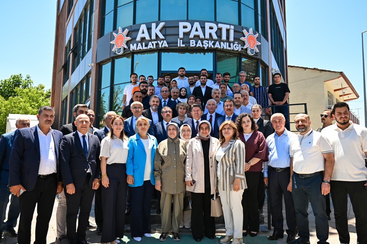 AK Parti #Malatya İl Başkanlığımızı ziyaret ederek teşkilat mensuplarımızla bir araya geldik. 

Cumhurbaşkanımız Sayın Recep Tayyip Erdoğan'ın liderliğinde, deprem bölgesinde hassasiyetle yürüttüğümüz çalışmalarımızı değerlendirdik.

Malatya'mız ve 6 Şubat depremlerinden
