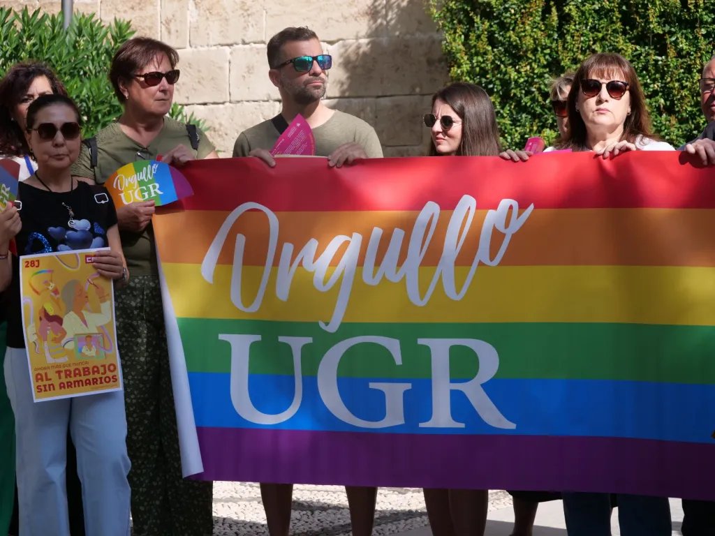 V. de Igualdad, Inclusión y Compromiso Social (@viicsugr) on Twitter photo 📢 Esta mañana nos hemos concentrado en la puerta del Hospital Real, sede del Rectorado de <a href="/CanalUGR/">Universidad Granada</a>, para la Lectura del Manifiesto #OrgulloUGR2025
🏳️🌈 Por una #UGR visible, viva, valiente y comprometida con la Diversidad 🏳️⚧️
Conoce más 👇
canal.ugr.es/noticia/manifi… 📢 Esta mañana nos hemos concentrado en la puerta del Hospital Real, sede del Rectorado de <a href="/CanalUGR/">Universidad Granada</a>, para la Lectura del Manifiesto #OrgulloUGR2025
🏳️🌈 Por una #UGR visible, viva, valiente y comprometida con la Diversidad 🏳️⚧️
Conoce más 👇
canal.ugr.es/noticia/manifi…