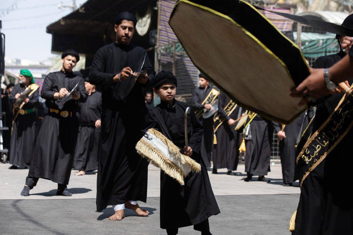 في اليوم الأول من شهر محرم الحرام بدأت مواكب العزاء الكربلائية تتوافد لمرقد سيد الشهداء وأخيه أبا الفضل العباس (عليهم السلام)