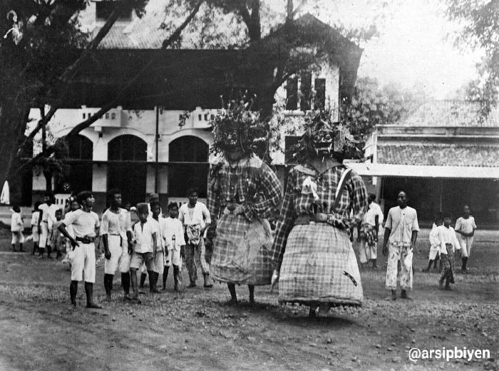 arsipbiyen's tweet photo. Potret kesenian Ondel-Ondel menghiasi jalanan selama festival 'Selametan' saat peresmian bangunan baru Hotel Des Indes di Batavia. 

Kesenian Ondel-Ondel pada zaman dahulu disebut dengan Barongan dan dipercaya bisa mengusir roh jahat.

[1923]

Bron: Tropenmuseum

#arsipbiyenseni https://t.co/wVdCpzEYoT