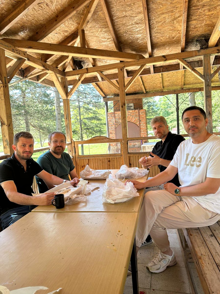 Samsun pidesi yalnızca bir geleneği şekillendirir. Hamurunda zamanın ruhu, tadında geçmişin yankısı vardır.

Seminerin son gününde Akpınar’ın öğretmenleri, bu kadim sofraya tanık oldu!

#Akpınar
#taşfırın
#Samsunpidesi
#Pide
#Seminer
#Gastronomi
#gelenek
#öğretmenler