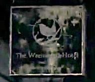 Avez-vous remarqué qu'un accès au Wrenwood Hotel se trouvait dans cette allée ? Sa mascotte semble être un oiseau. #ResidentEvilRequiem #REBHFun