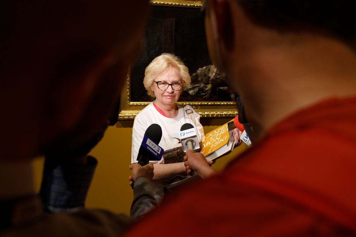 Naszą wystawę poświęconą twórczości Józefa Chełmońskiego odwiedził dziś 100-tysięczny gość! Szczęśliwego zwiedzającego uhonorowaliśmy nagrodą – katalogiem towarzyszącym ekspozycji, pamiątkową koszulką oraz kartą gościa na cały rok do Muzeum Narodowego w Poznaniu.