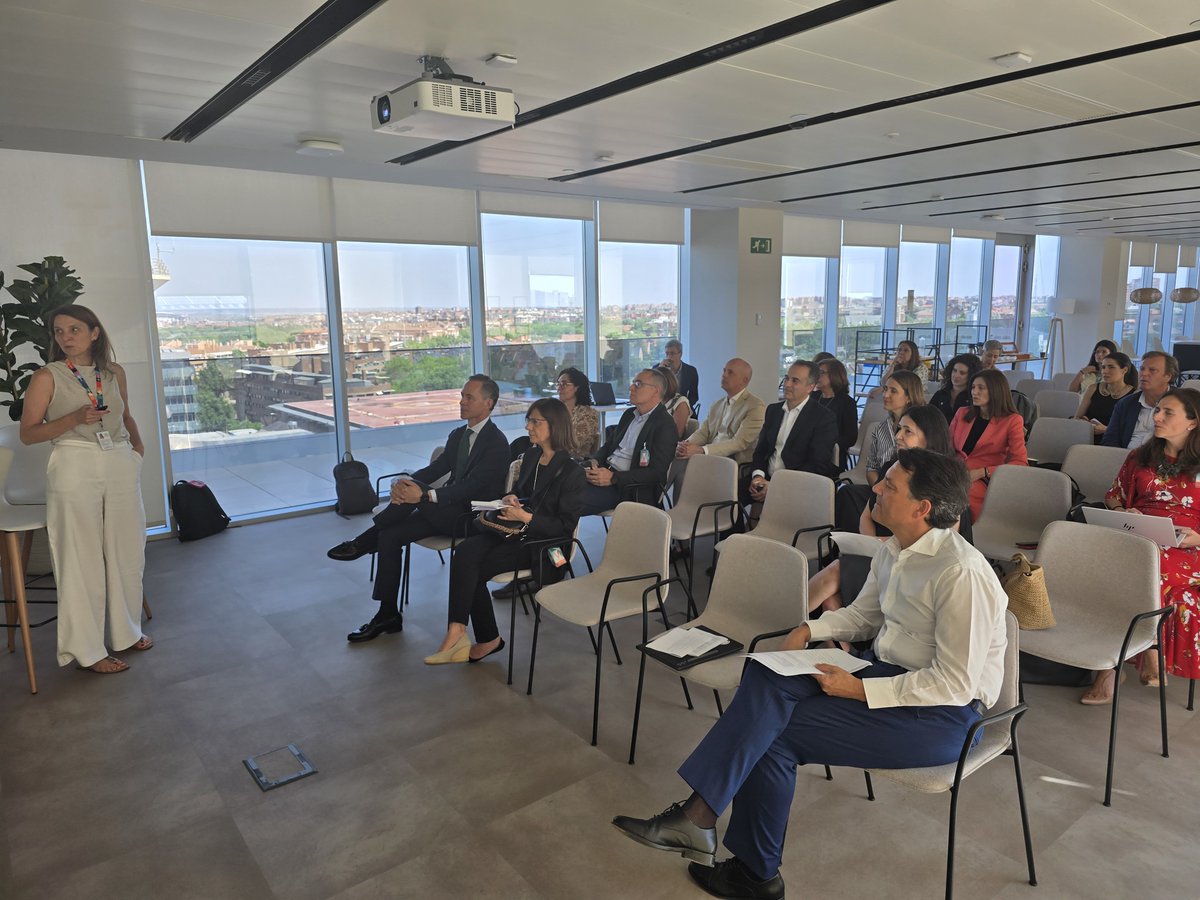 AmChamSpain (@amchamspain) on Twitter photo El pasado 25 de junio, celebramos la última sesión del Comité de Personas, Talento y Cultura Corporativa en la nueva sede de <a href="/MSDEspana/">MSD España</a> .
Analizamos las tendencias en flexibilidad laboral y talento con Ana Argelich (MSD), <a href="/CushWakeSPAIN/">Cushman & Wakefield</a> y <a href="/ManpowerGroupES/">@ManpowerGroupES</a> .
#AmChamCommittees El pasado 25 de junio, celebramos la última sesión del Comité de Personas, Talento y Cultura Corporativa en la nueva sede de <a href="/MSDEspana/">MSD España</a> .
Analizamos las tendencias en flexibilidad laboral y talento con Ana Argelich (MSD), <a href="/CushWakeSPAIN/">Cushman & Wakefield</a> y <a href="/ManpowerGroupES/">@ManpowerGroupES</a> .
#AmChamCommittees