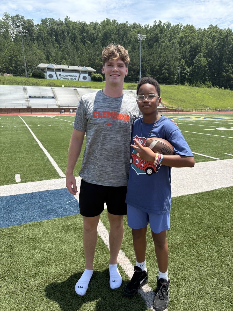 Deuce2Perry's tweet image. Thank you @vizzina2 @ClemsonFB for the opportunity to learn from you and get in a throwing session while you were 🏠.
Good luck this season! @ACCFootball @BriarwoodFTBLL @AL5AFootball @PlayBookAthlete @QBCountry @Prewettperform @HallTechSports1 @DownSouthFb1 @drew_toennies #AGTG